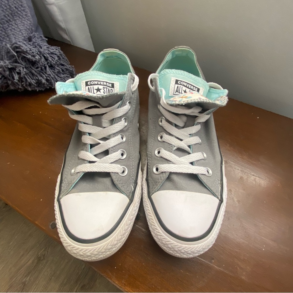 converse all star Women’s 8 Gray with Aqua lining floral tongue